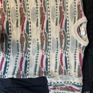 Thrifted sweater, only wore once, great condition.